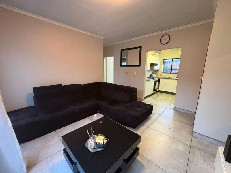 Townhouse For Sale in Wilgeheuwel - Photo 4