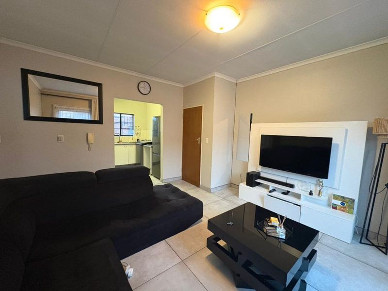 Townhouse For Sale in Wilgeheuwel - Photo 3