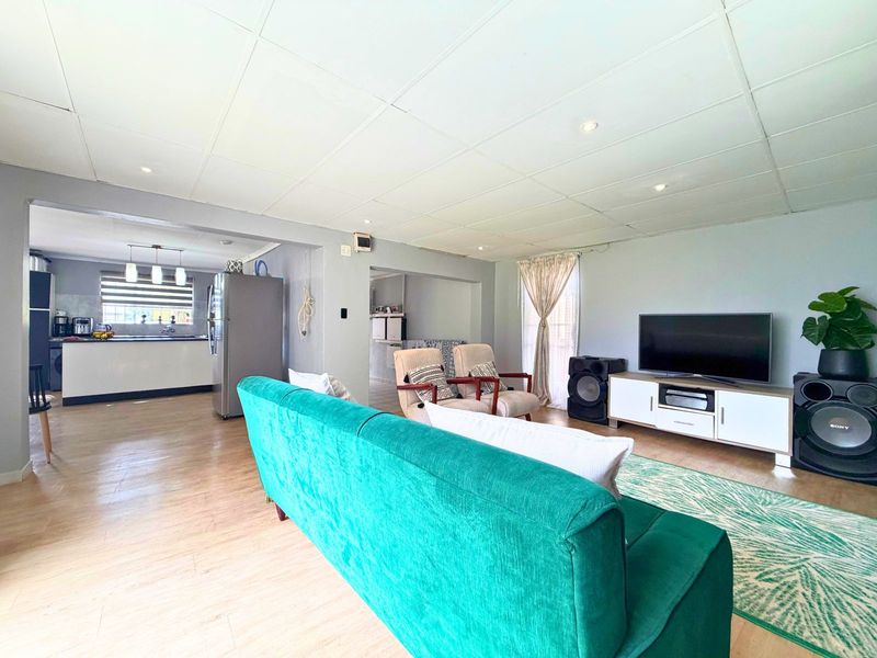 House For Sale in Wilgeheuwel - Photo 2