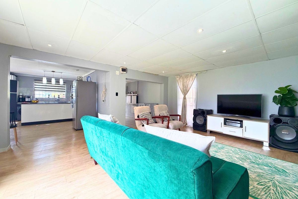 House For Sale in Wilgeheuwel - Photo 2