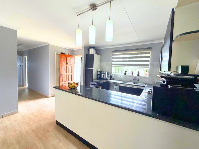 House For Sale in Wilgeheuwel - Photo 6