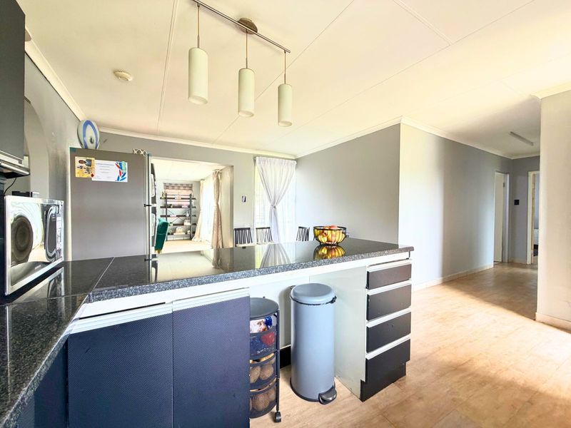 House For Sale in Wilgeheuwel - Photo 5