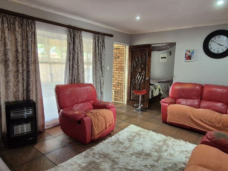 Townhouse For Sale in Lydenburg Central - Photo 5