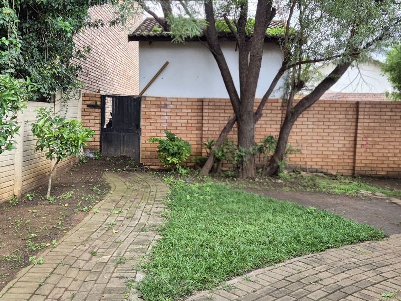 Townhouse For Sale in Lydenburg Central - Photo 2