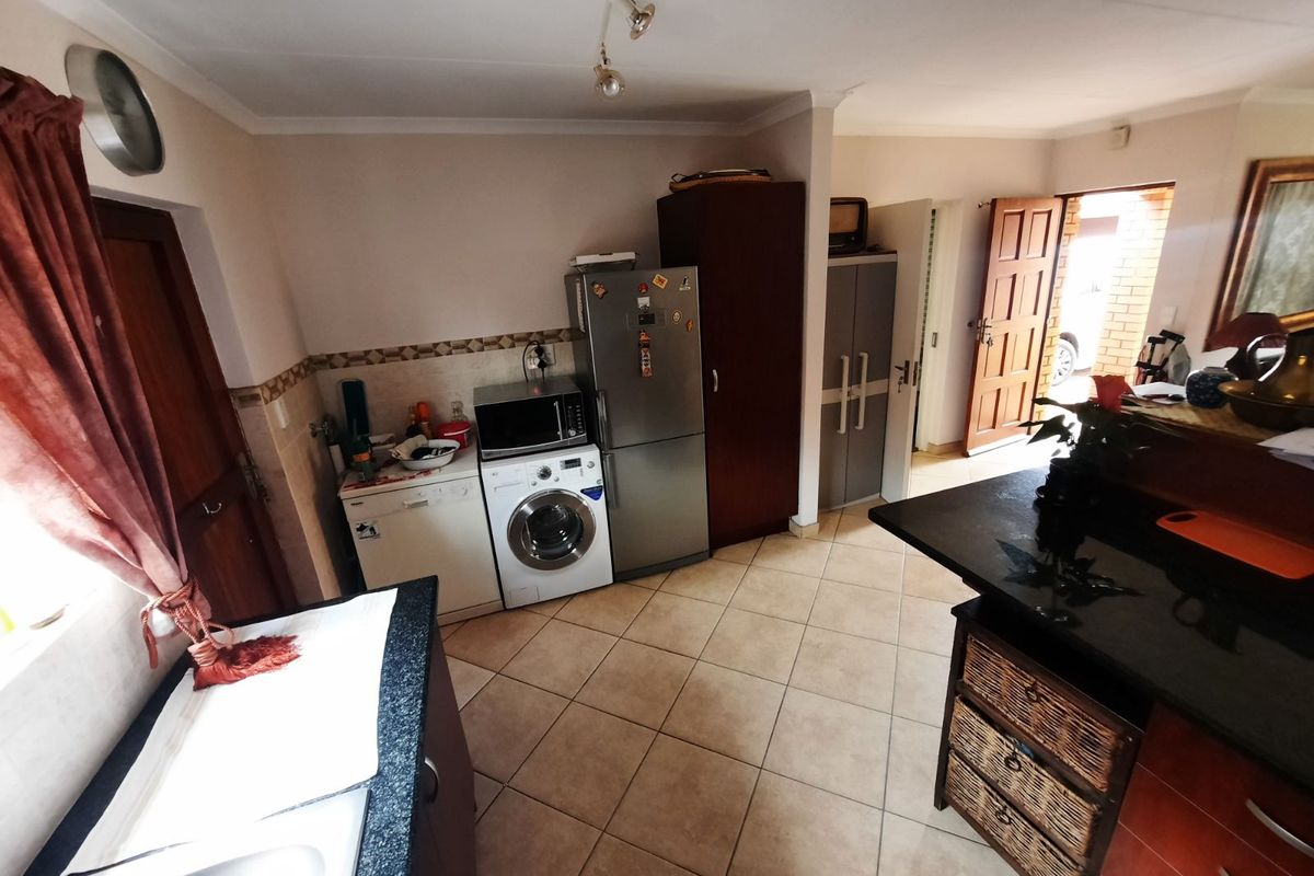 Townhouse For Sale in Willow Park Manor - Photo 4