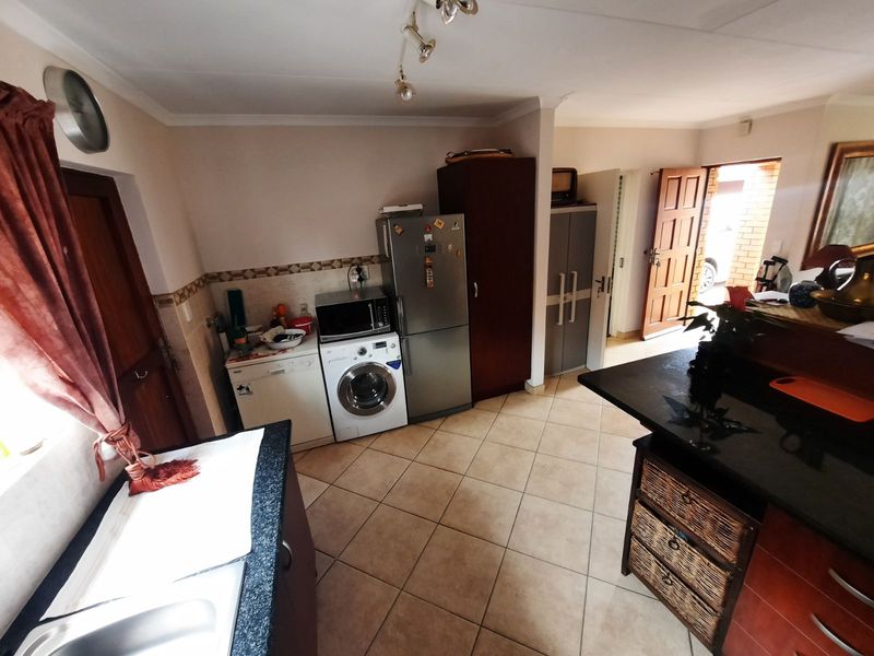 Townhouse For Sale in Willow Park Manor - Photo 4