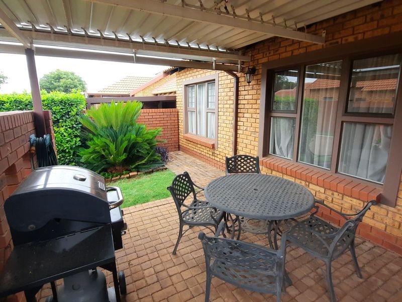 Townhouse For Sale in Willow Park Manor - Photo 10