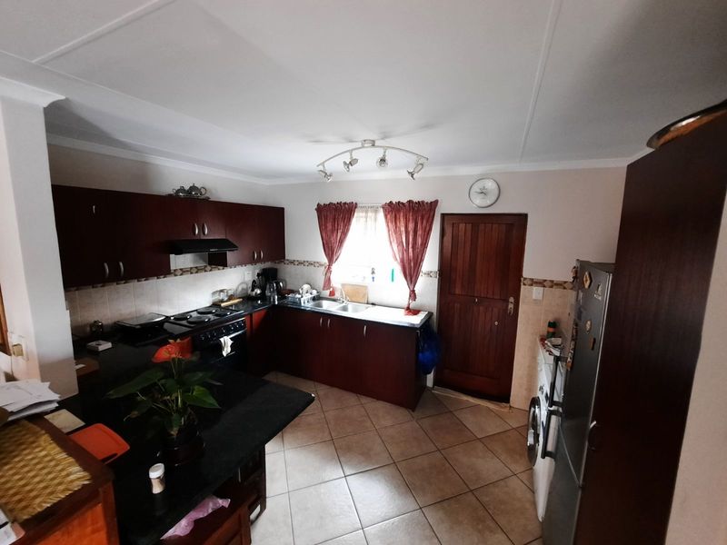 Townhouse For Sale in Willow Park Manor - Photo 3