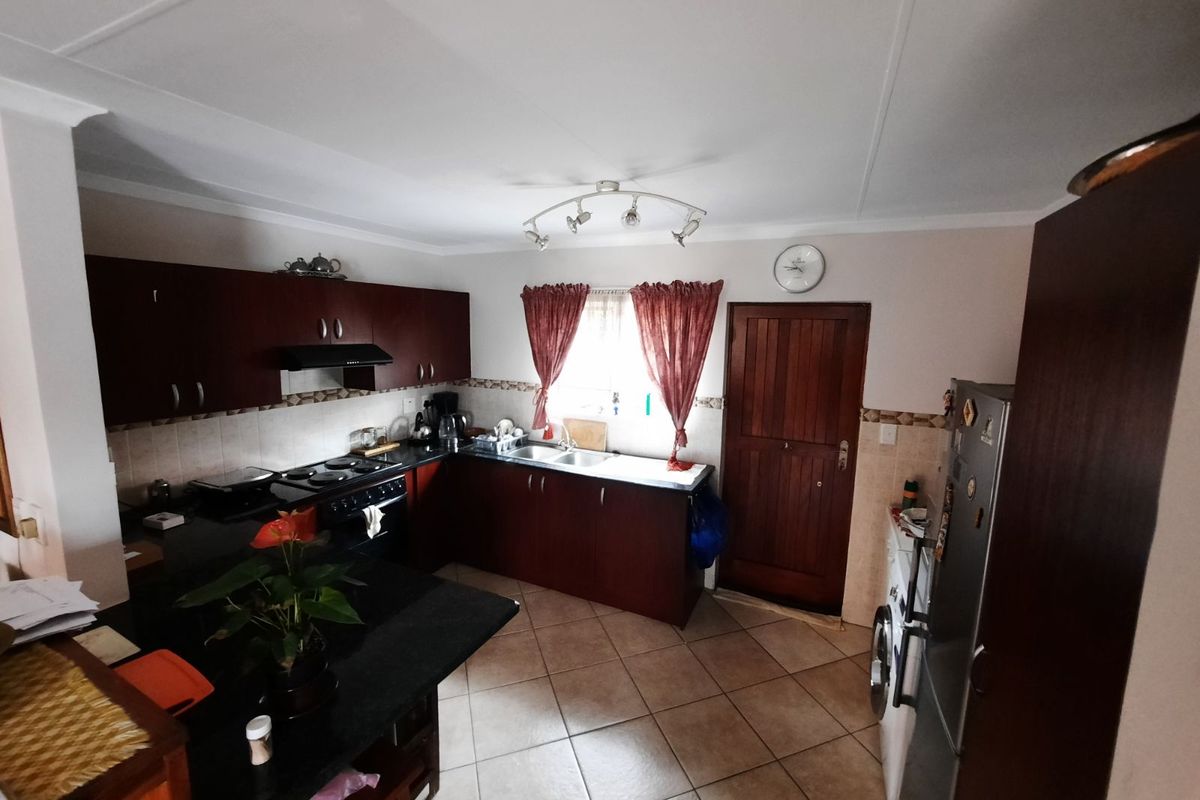 Townhouse For Sale in Willow Park Manor - Photo 3