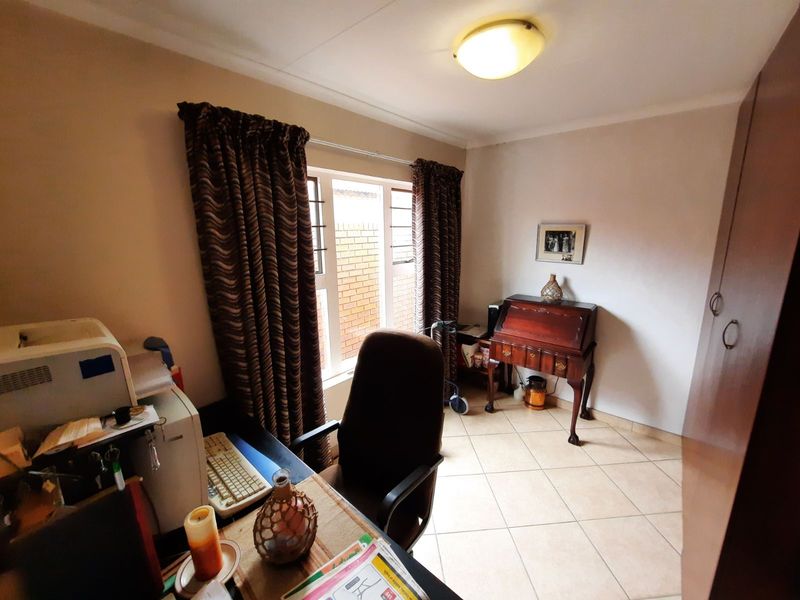 Townhouse For Sale in Willow Park Manor - Photo 8