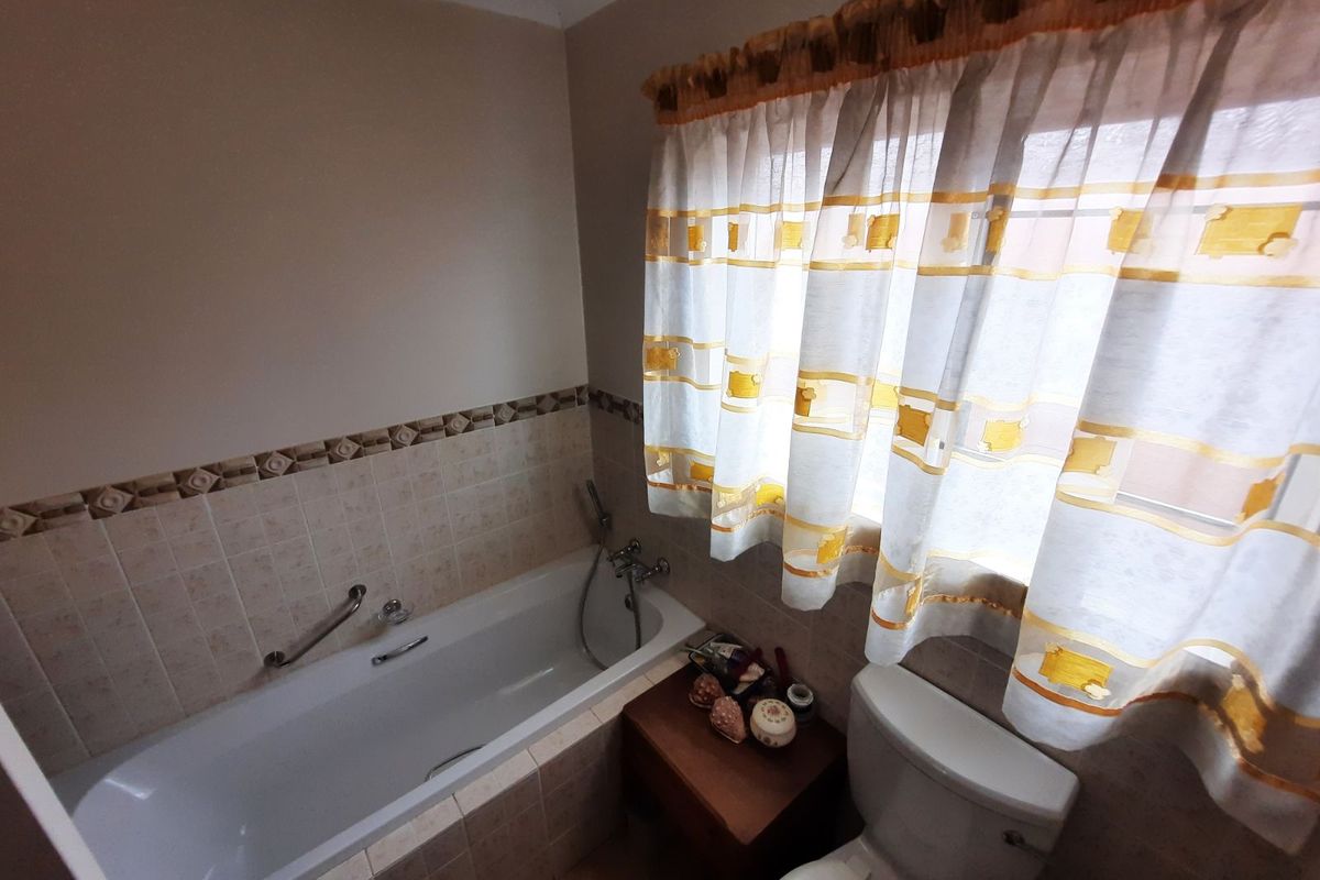 Townhouse For Sale in Willow Park Manor - Photo 5