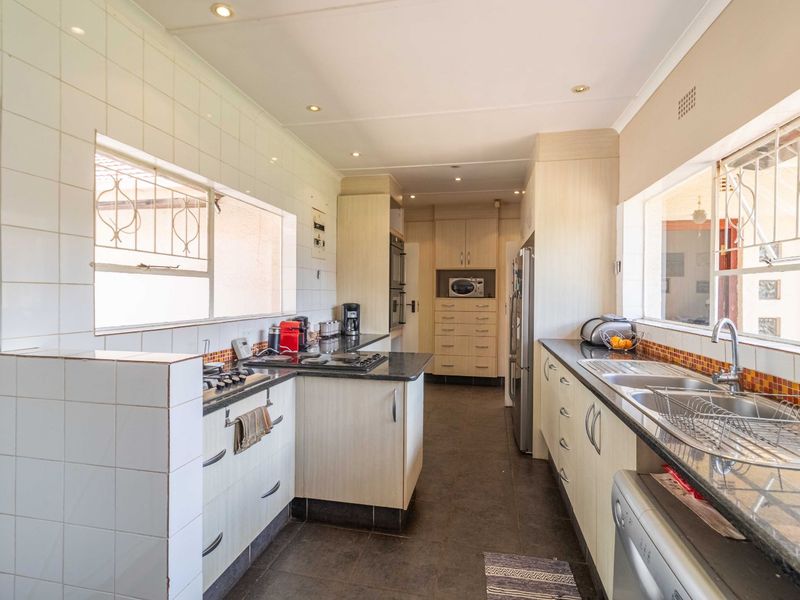 House For Sale in Constantia Kloof - Photo 10