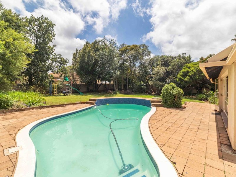 House For Sale in Constantia Kloof - Photo 2