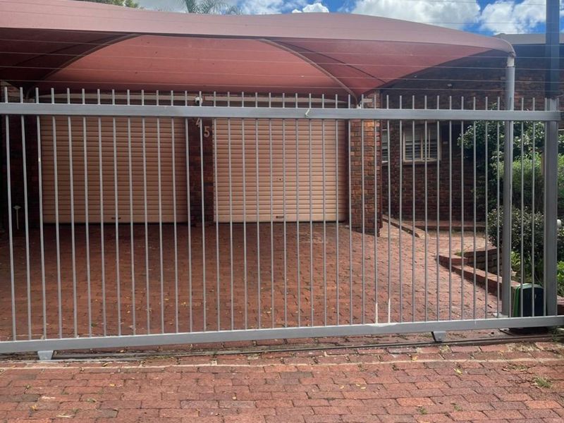 House For Sale in Waterkloof Glen - Photo 2