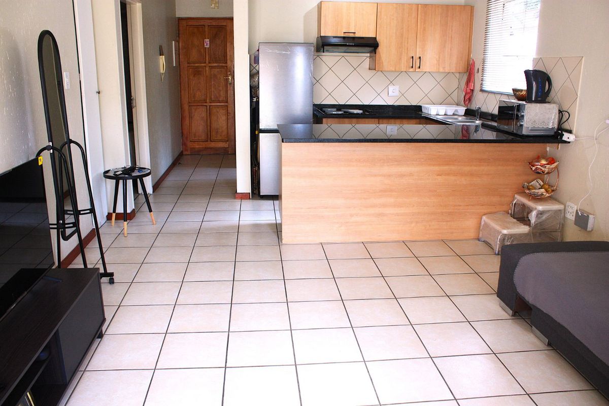 Apartment For Sale in Blackheath - Photo 2