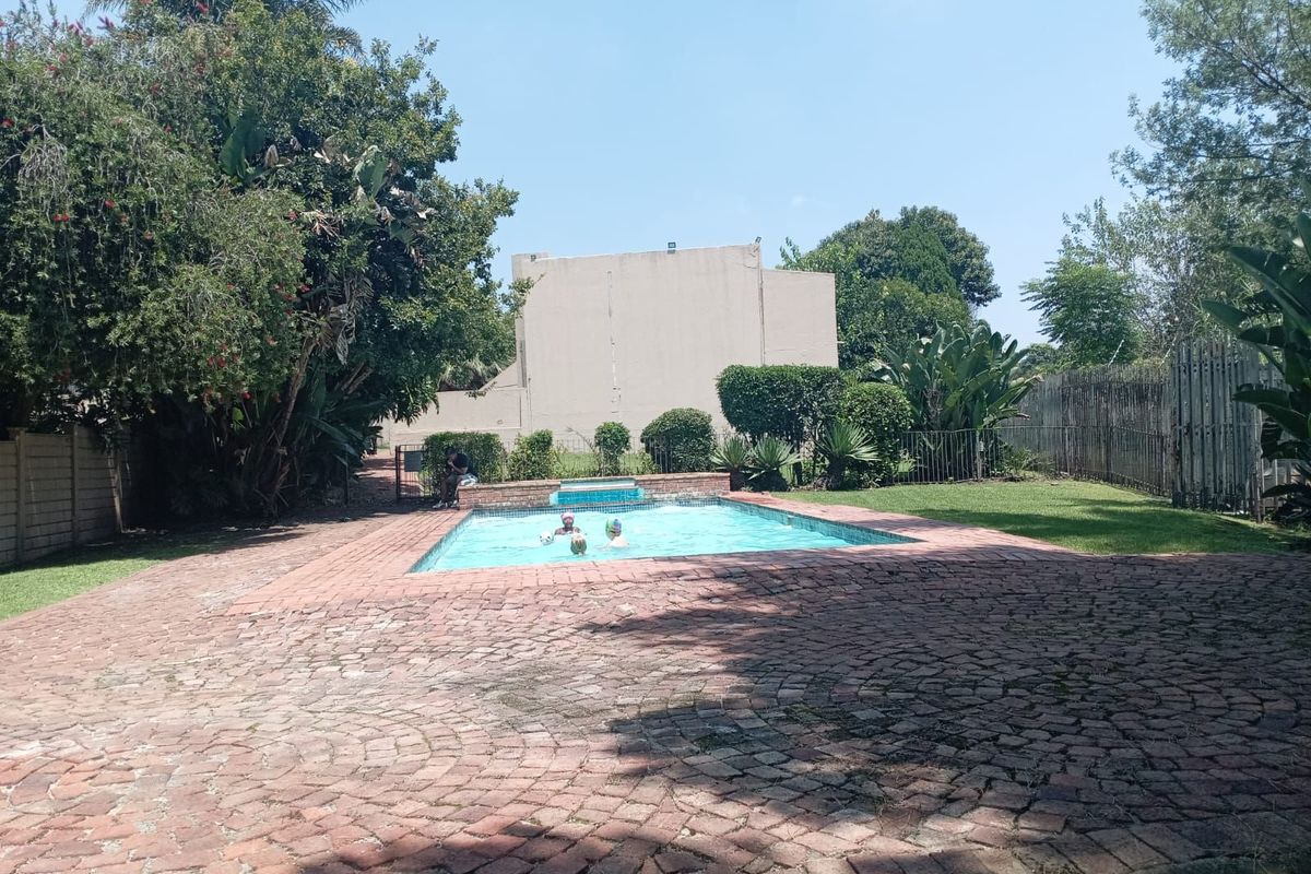 Apartment For Sale in Weltevreden Park - Photo 2