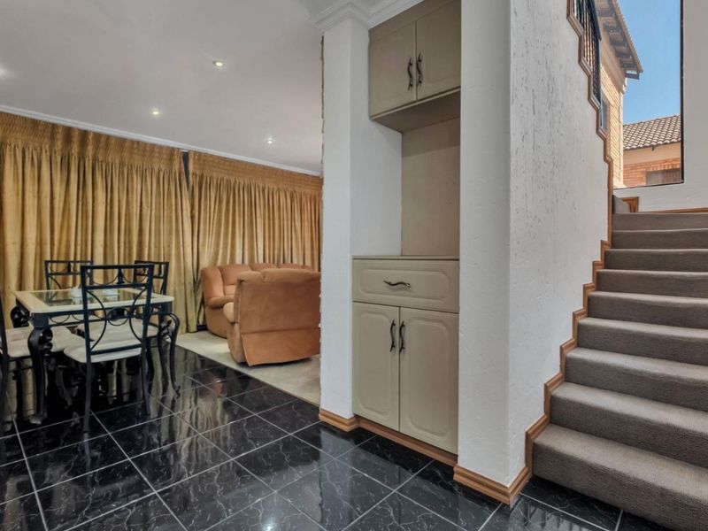 Townhouse For Sale in Ferndale - Photo 7