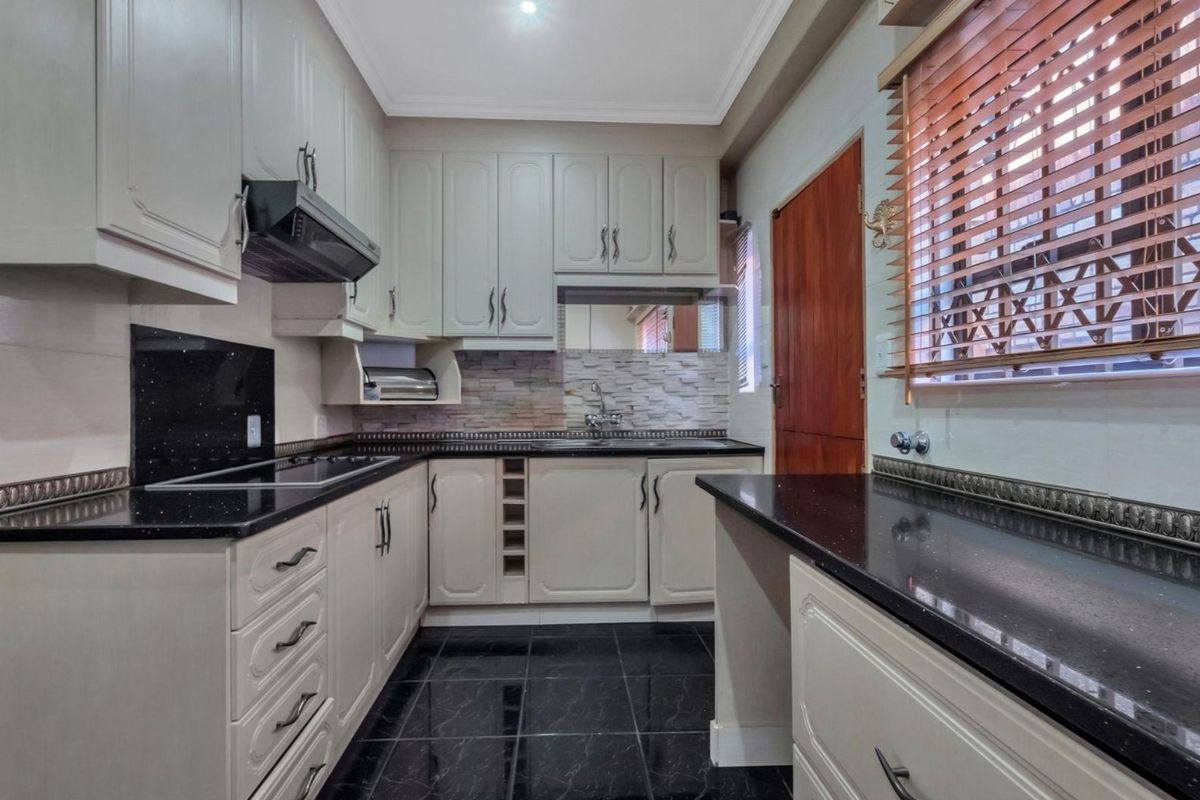 Townhouse For Sale in Ferndale - Photo 5