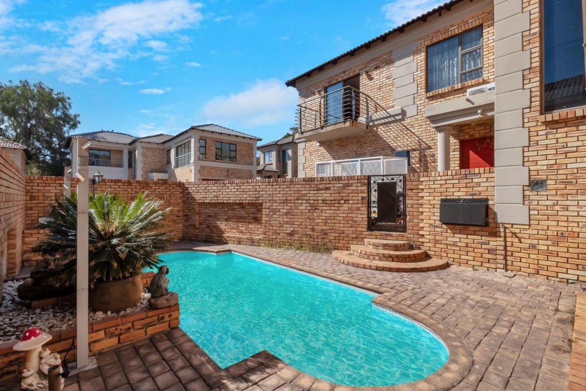 Townhouse For Sale in Ferndale - Photo 3