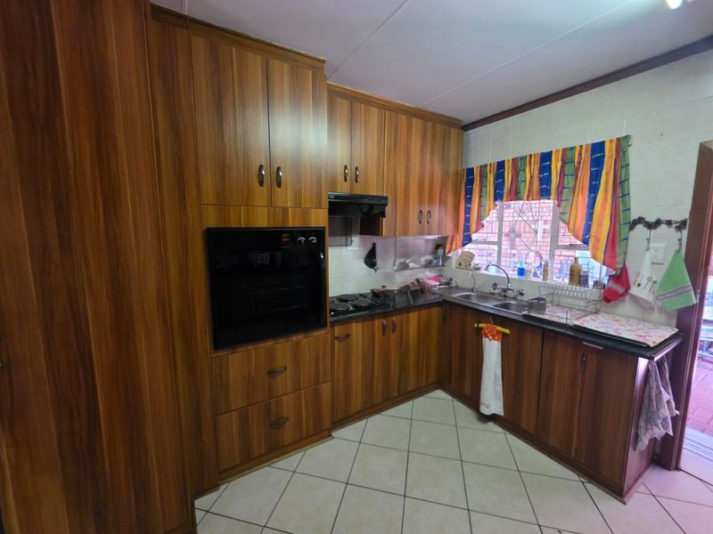 House For Sale in Hillcrest - Photo 5