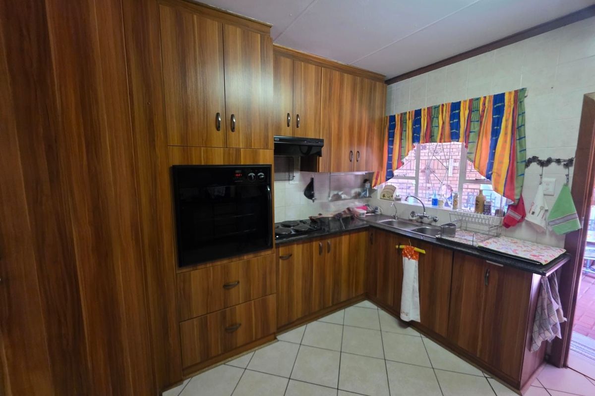 House For Sale in Hillcrest - Photo 5