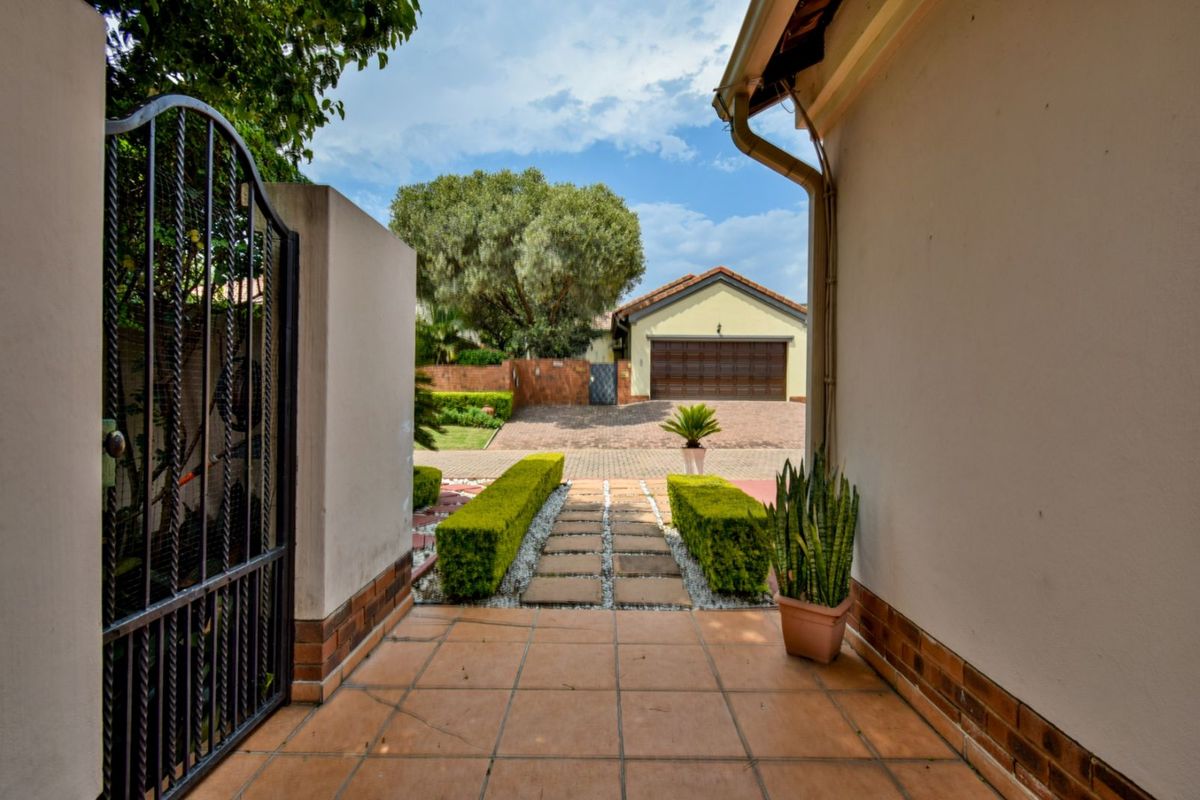 House For Sale in Faerie Glen - Photo 3