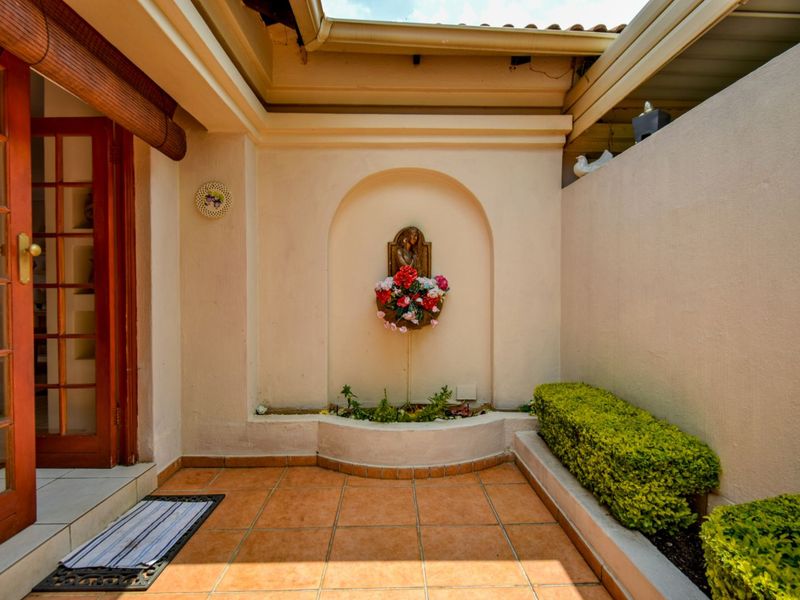 House For Sale in Faerie Glen - Photo 5