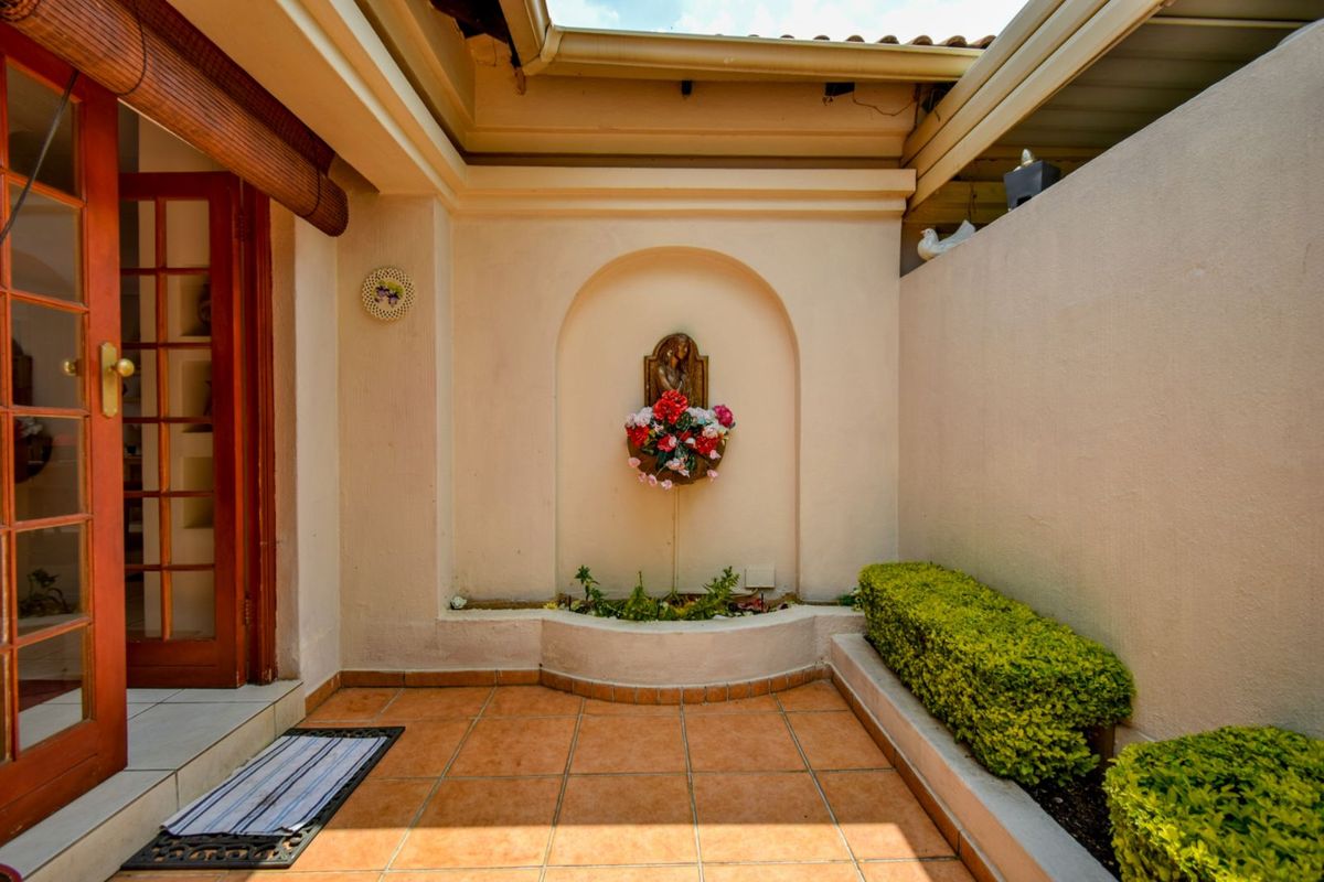 House For Sale in Faerie Glen - Photo 5