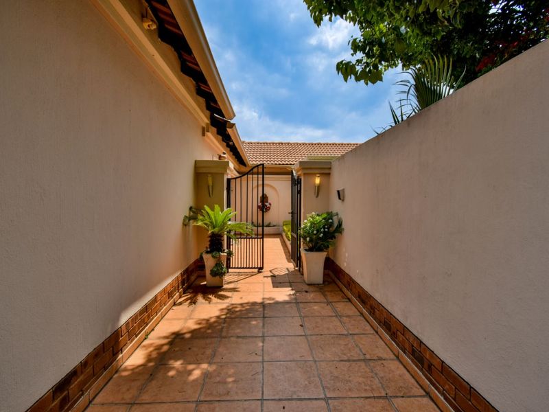 House For Sale in Faerie Glen - Photo 4