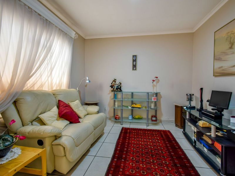 House For Sale in Faerie Glen - Photo 8