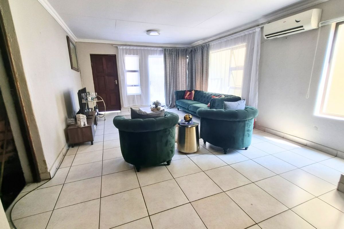 House For Sale in Sagewood - Photo 2