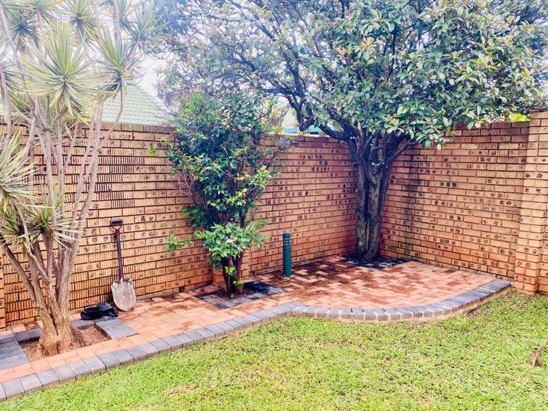 Townhouse To Rent in Faerie Glen - Photo 2