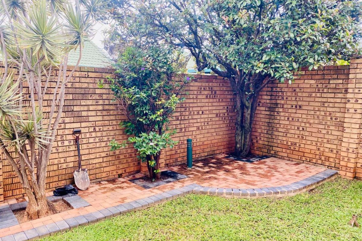 Townhouse To Rent in Faerie Glen - Photo 2