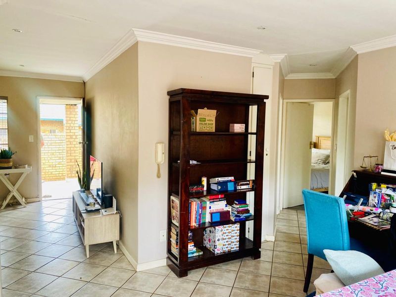 Townhouse To Rent in Faerie Glen - Photo 8