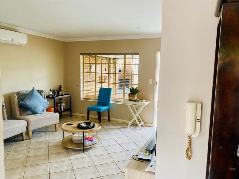 Townhouse To Rent in Faerie Glen - Photo 7