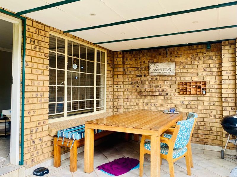 Townhouse To Rent in Faerie Glen - Photo 3