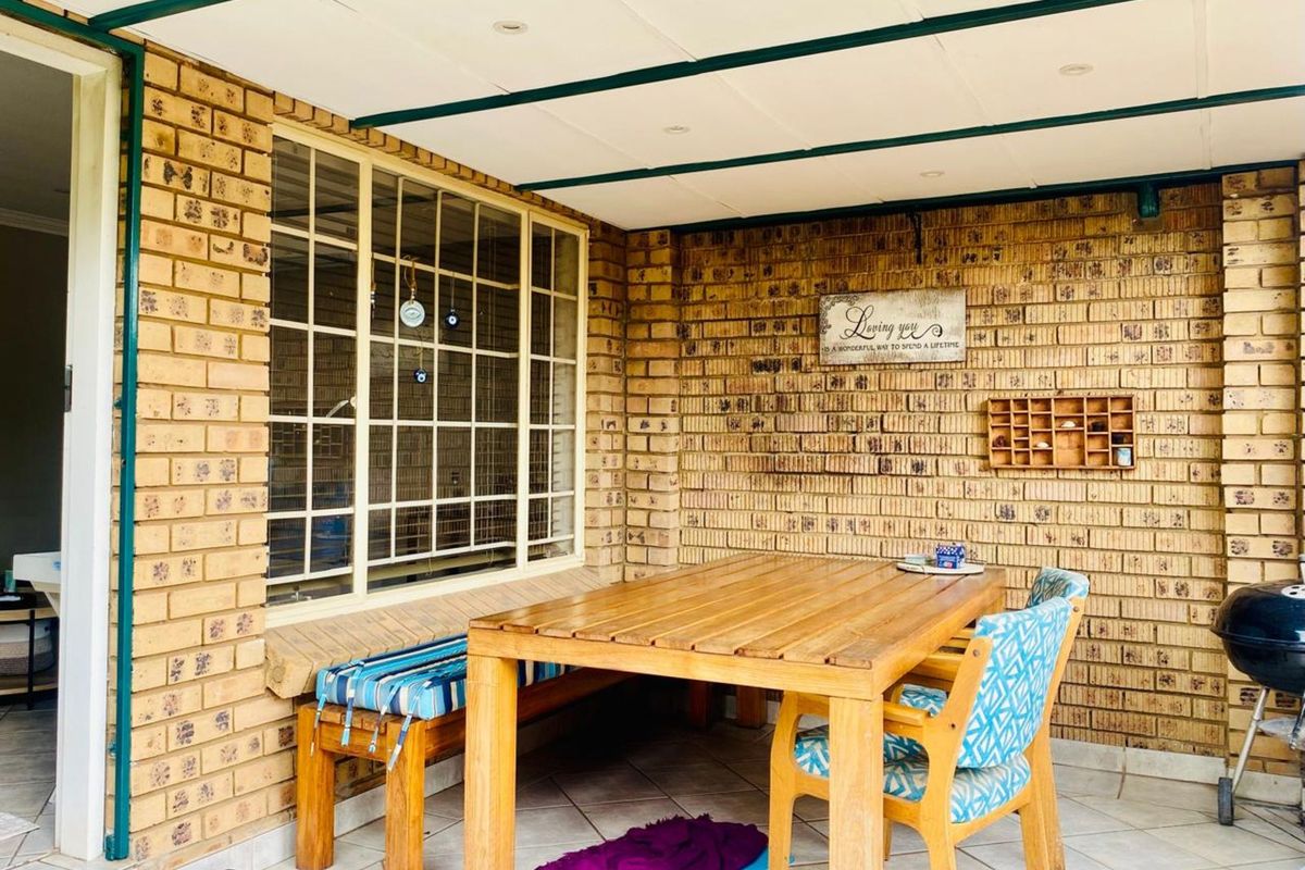 Townhouse To Rent in Faerie Glen - Photo 3