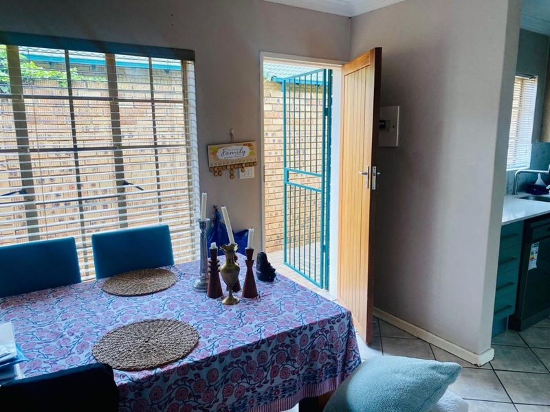 Townhouse To Rent in Faerie Glen - Photo 9