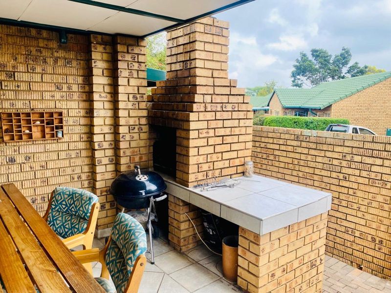 Townhouse To Rent in Faerie Glen - Photo 4