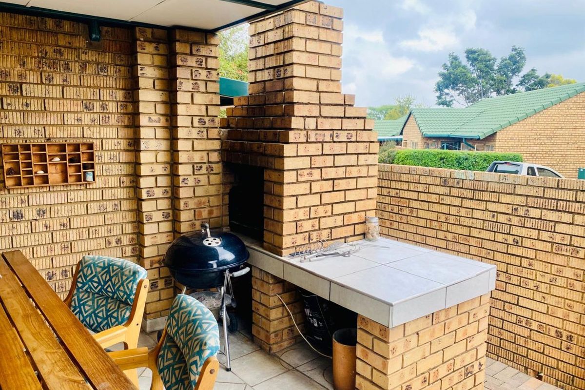 Townhouse To Rent in Faerie Glen - Photo 4