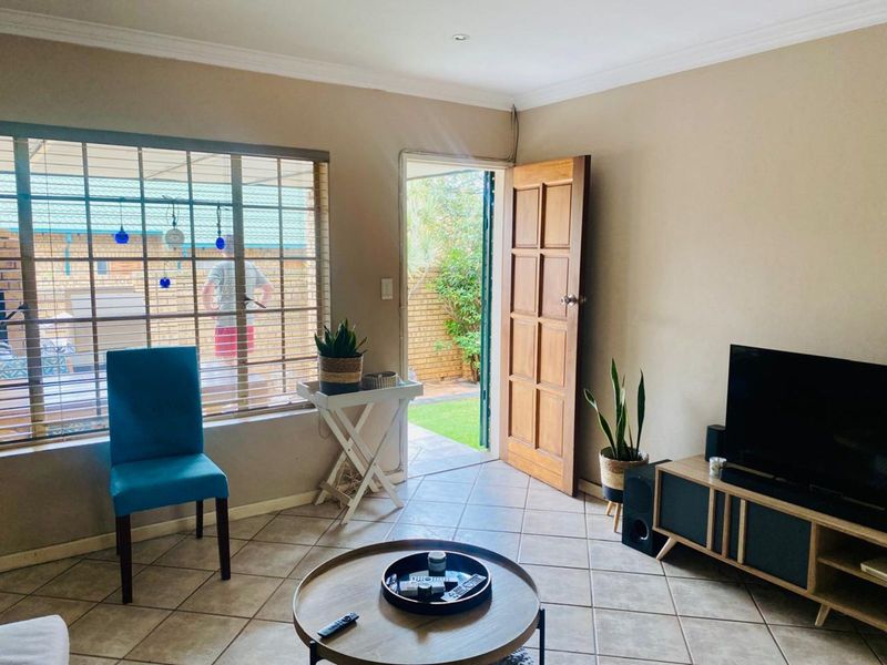 Townhouse To Rent in Faerie Glen - Photo 5