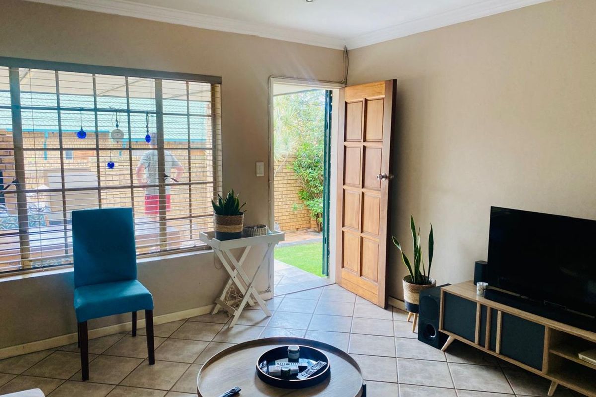 Townhouse To Rent in Faerie Glen - Photo 5