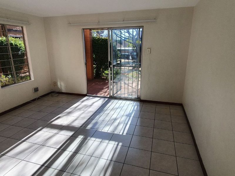 Apartment For Sale in Sundowner - Photo 5