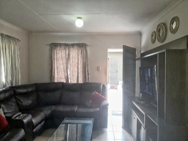 House For Sale in Savanna City - Photo 4