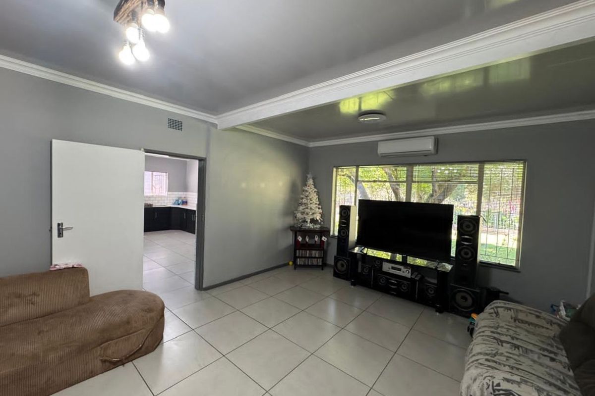 House For Sale in Barkly West Central - Photo 3