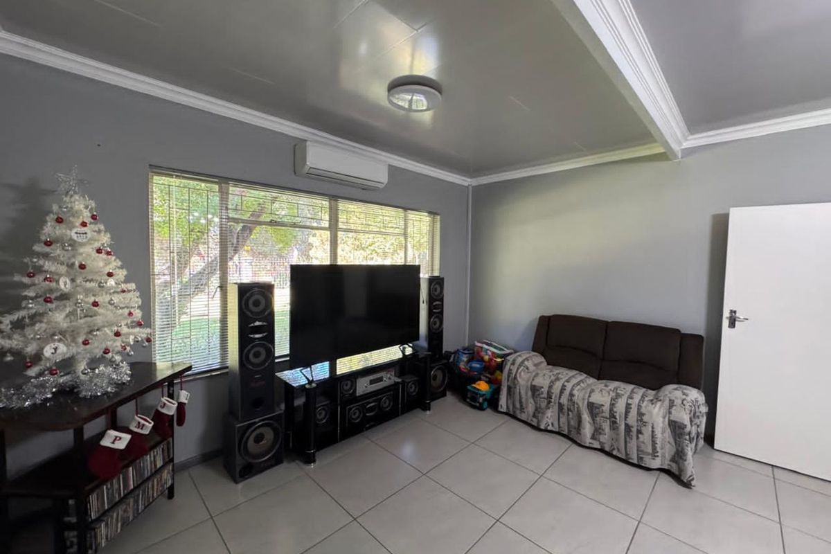 House For Sale in Barkly West Central - Photo 2