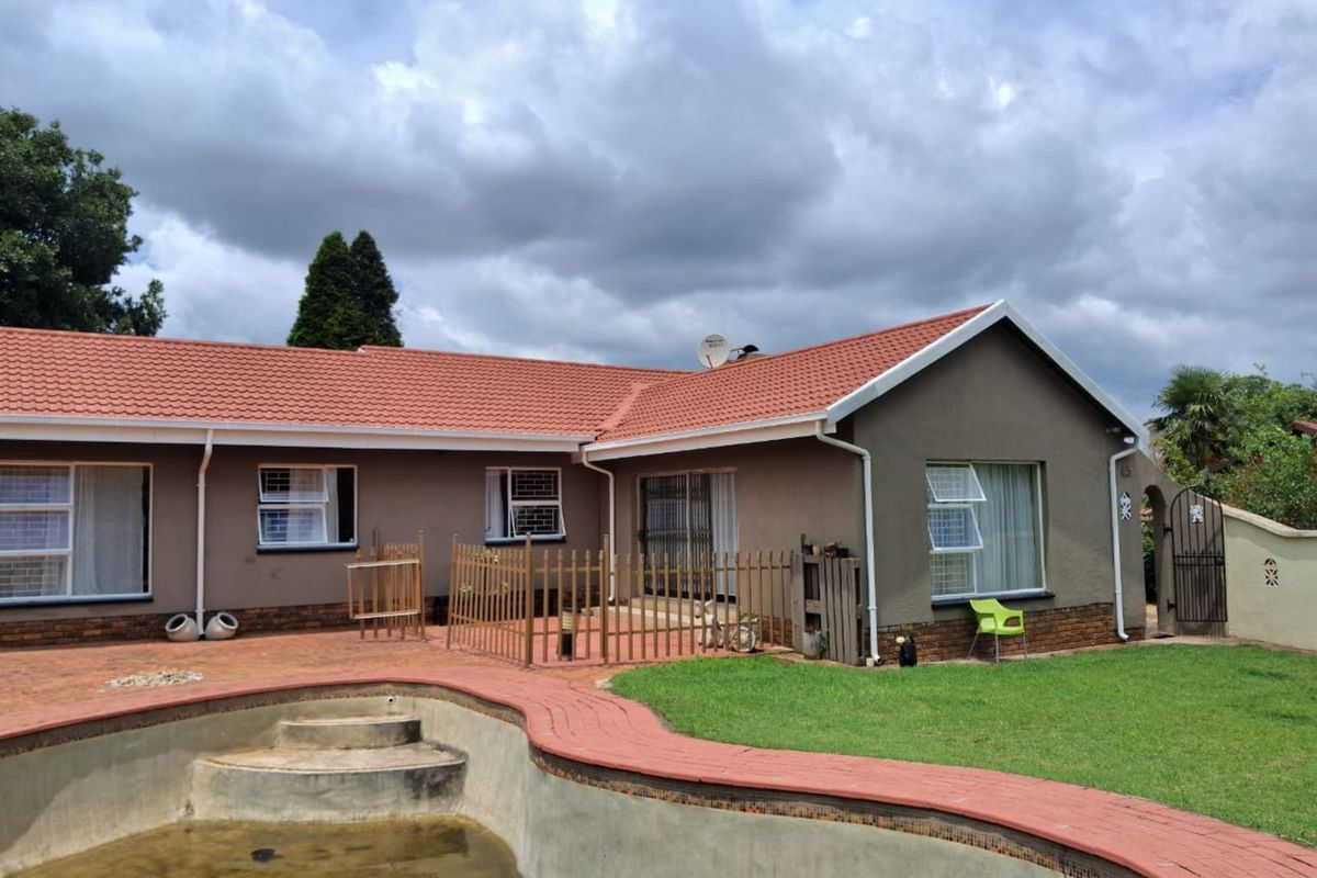 House For Sale in Norkem Park - Photo 2