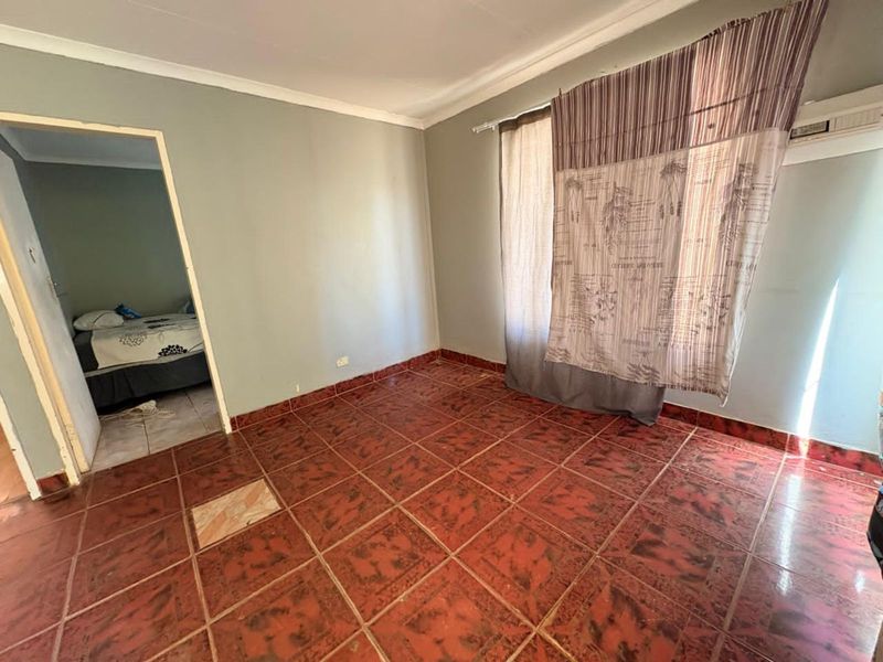 House For Sale in Roodepan - Photo 2