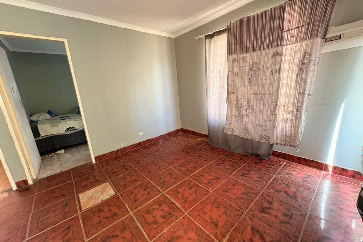 House For Sale in Roodepan - Photo 2