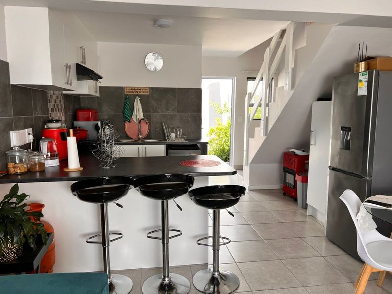 House For Sale in Stratford Green - Photo 2